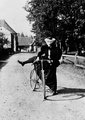 Egy nő száll fel egy biztonságos kerékpárra 1890-ben 