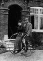 Sir Arthur Conan Doyle és felesége egy tandembiciklin 1895-ben