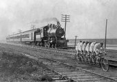 Hatszemélyes tandembicikli próbál lehagyni egy vonatot 1896-ban