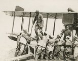 Roosevelt egy hidroplánról száll partra a franciaországi Pauillacnál, 1918.