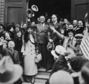 Az első elnökségéért kampányoló Roosevelt Eleanorral, valamint fiukkal, Elliottal, 1932.
