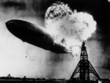 A Hindenburg léghajó katasztrófája a New Jersey állambeli Lakehurstnél, 1937. május 6. A léghajó a felhajtógázként használt rendkívül gyúlékony hidrogén miatt pillanatok alatt tűzgolyóvá változott.