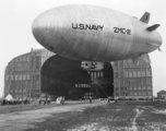A léghajók egyik leglátványosabb szükséglete az óriási hangár volt. A képen a haditengerészet ZMC–2 léghajója száll le a lakehursti bázison.