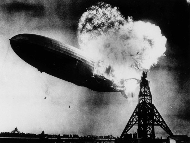 A Hindenburg léghajó katasztrófája a New Jersey állambeli Lakehurstnél, 1937. május 6. A léghajó a felhajtógázként használt rendkívül gyúlékony hidrogén miatt pillanatok alatt tűzgolyóvá változott.