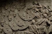 Ábrázolás Traianus oszlopán, amely a császár seregének a dákokkal folytatott harcát mutatja be