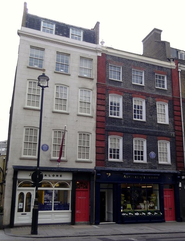 A fehér épületben Hendrix lakása a Brook Street 23. szám alatt, mellette a Händel-ház múzeum. (Wikipedia / DAVID HOLT / CC BY-SA 2.0)