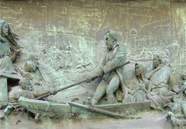 Az árvízi hajóst mentés közben ábrázoló dombormű. Holló Barnabás alkotása (1895)