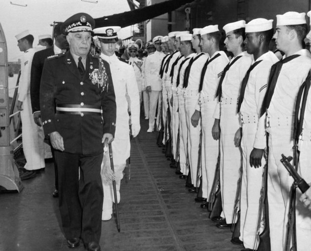 Trujillo tábornok, a Dominikai Köztársaság fegyveres erőinek főparancsnoka, a Norfolk amerikai romboló látogatásán