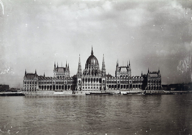 Az Országház a Bem (Margit) rakpartról nézve (1896 körül) (Fortepan / Budapest Főváros Levéltára / Klösz György fényképei)
