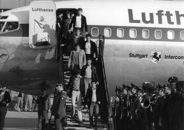 A kiszabadított túszok megérkeznek a Köln–Bonn repülőtérre (Bundesarchiv, B 145 Bild-F051866-0010 / Wegmann, Ludwig / CC-BY-SA 3.0)