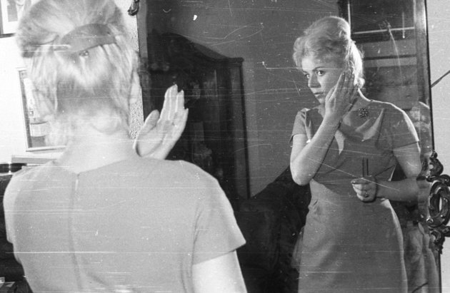 Nő a tükör előtt, 1965. (kép forrása: Fortepan / Nagy Gyula)