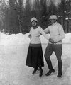 Korcsolyázás fehér pulóverben és sapkában 1916-ban