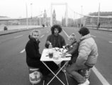 Voltak, akik „kikapcsolódtak” a válságos napokban – piknikezők az Erzsébet hídon október 27-én