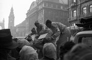 A 20. század sajnos igazolta a Vöröskereszt létjogosultságát, a képen az 1956-os magyar forradalom rászorulóinak osztanak segélycsomagokat (Fortepan / Nagy Gyula)