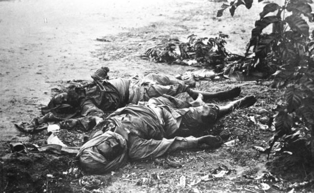 A brit expedíciós erő indiai katonáinak holttestei Tangánál (Bundesarchiv, Bild 146-1971-057-05 / CC-BY-SA 3.0)