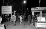Berliniek kelnek át ellenőrzés nélkül a Checkpoint Charlie-n (Bundesarchiv, Bild 183-1989-1110-018 / Oberst, Klaus / CC-BY-SA 3.0)