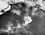 A brit légierő bombái hullanak a Tirpitzre egy 1944. áprilisi, sikertelen támadás során