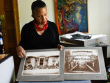 Leszármazottja, A'Lelila Bundles büszkén mutogatja a Villa Lewaróról készült fotókat