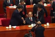 Csiang Cö-min kezet fog Hszi Csin-ping jelenlegi elnökkel a Kínai Kommunista Párt 19. kongresszusán, 2017-ben