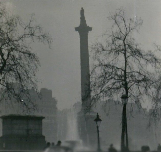 A Trafalgar téri Nelson-emlékoszlop a nagy szmog idején (Wikipedia / N T Stobbs / CC BY-SA 2.0)