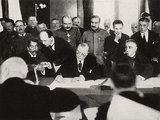 Alexandru Marghiloman román miniszterelnök aláírja a bukaresti békét 19178. május 7-én
