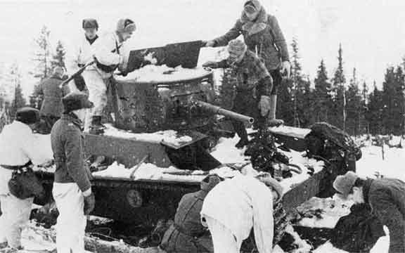 Finn katonák vizsgálnak egy hátrahagyott szovjet T-26-os tankot