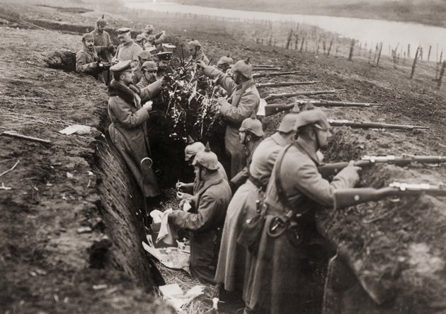 Német katonák a keleti fronton 1915 telén fedezet mellett díszítik a karácsonyfát