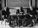Guido Schmidt osztrák külügyminiszterrel (b) és Kurt Schuschnigg osztrák kancellárral (j) 1936-ban