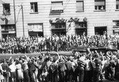 Óriási tömegek az Üllői úton (Fortepan / Ferencvárosi Helytörténeti Gyűjtemény)