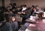 Fiúk-lányok vegyesen egy afgán osztályteremben