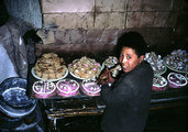 Süteményeket díszít egy afgán kisfiú