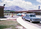 A kabuli Amerikai Nemzetközi Iskola parkolójában