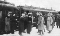 Német tisztek üdvözlik a szovjet-orosz delegációt a Breszt-Litovszki béke aláírásakor. A kép előterében Kamenyev van.