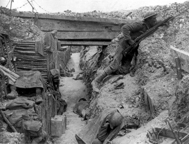 Brit lövészárok az Albert–Bapaume út közelében Ovillers-la-Boisselle-ben, 1916 júliusában, a somme-i csata alatt. A Cheshire Ezredhez tartozó őrszem körül pihenő bajtársai láthatók