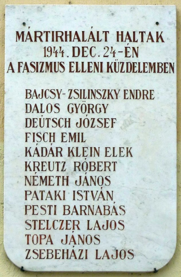 A politikus emléktáblája halálának helyszínén, Sopronkőhidán (kép forrása:wikipedia / Fekist / CC BY-SA 3.0) 