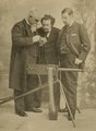 A Cassier's Magazine című technikai havilap 1895. áprilisi fotóján Maxim (b) látható géppuskájával Louis Cassier és J. Bucknall Smith társaságában