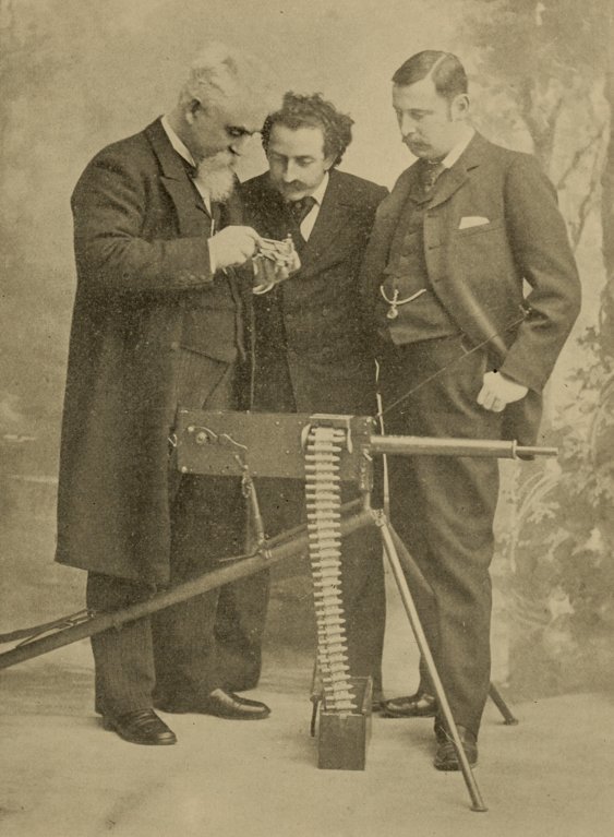 A Cassier's Magazine című technikai havilap 1895. áprilisi fotóján Maxim (b) látható géppuskájával Louis Cassier és J. Bucknall Smith társaságában