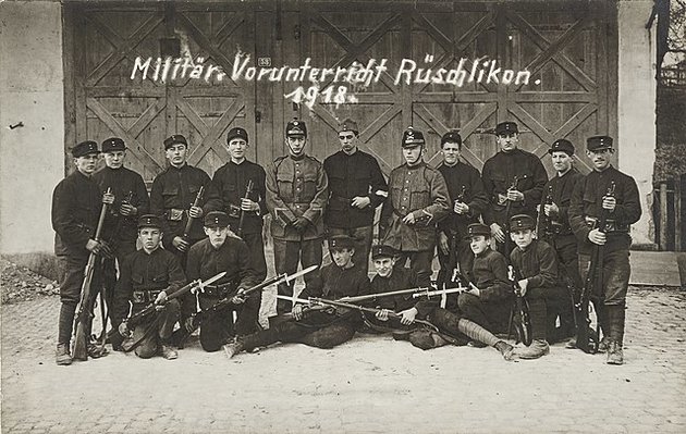 Svájci katonák kiképzése, 1918