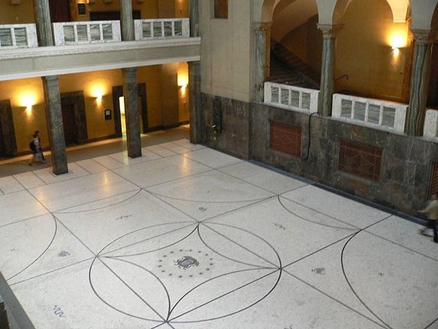 A Lajos–Miksa Egyetem központi épületének átriuma, ahol a Scholl testvérek szétszórták a röplapokat (Wikipedia / Cfaerber / CC BY-SA 3.0)