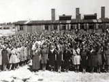 Az auschwitz–birkenaui koncentrációs tábor foglyai (Kép forrása: Fortepan / Lili Jacob)