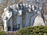 A málenkij robotra elhurcoltak emlékműve Vásárosnaményban (Kép forrása: wikpedia / Derzsi Elekes Andor)