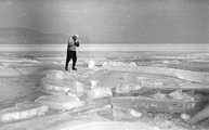Férfi fotózza a balatoni jégzajlást 1959-ben