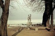 Kiss István Emberpár (1960) című szobra a fonyódi parton