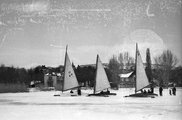 befagyott Balaton a balatonfüredi hajóállomásnál. A parton a Yacht Club és a Vitorlás étterem épületei (1966)