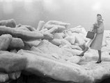 Jégtáblákkal pózoló hölgy a siófoki kikötőben 1966-ban