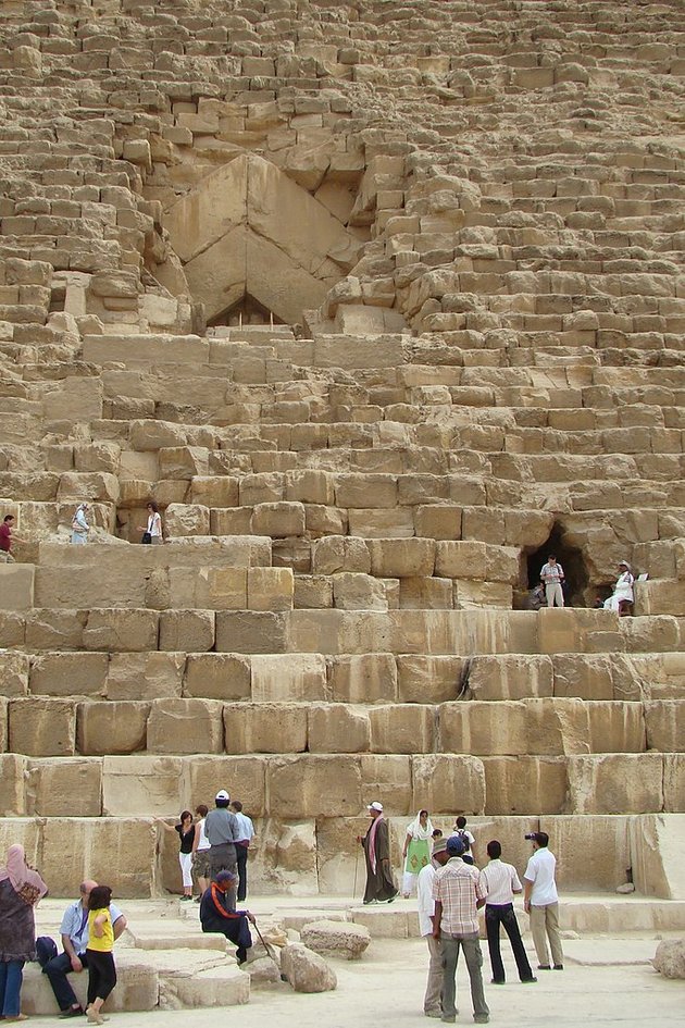 A Kheopsz-piramis főbejárata (balra fent) és a „rablók járata” (jobbra lent) (kép forrása: Wikimedia Commons / Hajotthul / CC BY 3.0)