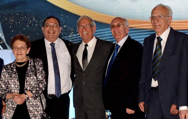 Hajím Topól (k) 2013-ban az Izrael-díj 2013-as átadóján más kitüntetettekkel és Sáj Pirón akkori oktatási miniszterrel (b2)