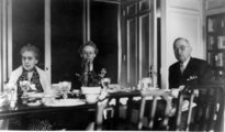 Madge Gates Wallace, Truman elnök anyósa (balra)