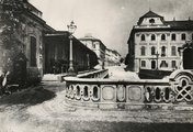 A Királyi Palota (ma Budavári Palota) udvarára vezető rámpa mellvédkorlátja. Balra a Várta-főőrség, távolabb az Istállóépület és a Teleki-palota látszik. A felvétel 1857 után készült. (Fortepan / Simon Gyula)