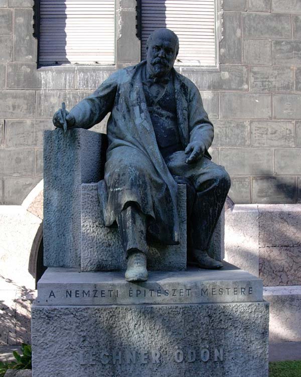 Lechner Ödön szobra az Iparművészeti Múzeum előtt (Wikipedia / Mkesmarki / CC BY-SA 3.0)